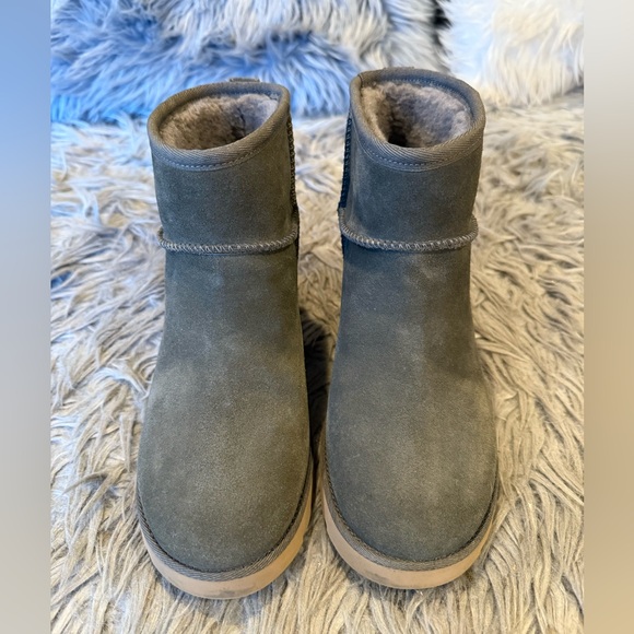 UGG Women’s heeled boots size 7.5 - Picture 1 of 15